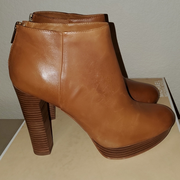 Michael Kors Lesley Ankle Boot - Picture 4 of 8